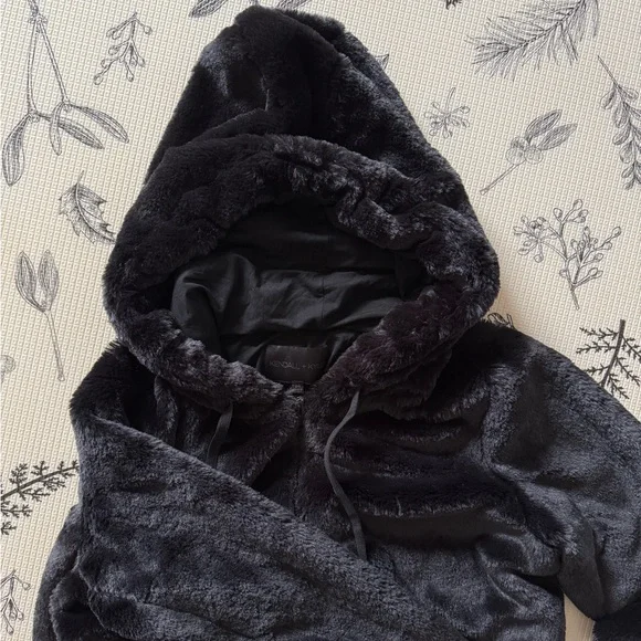 Oversized fur hoodie | Kendall & Kylie - Picture 3 of 3